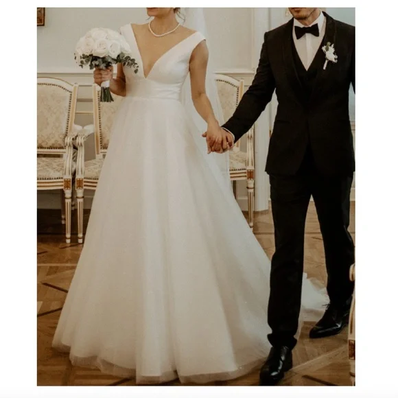 A-line Wedding Dress with elegant low Back